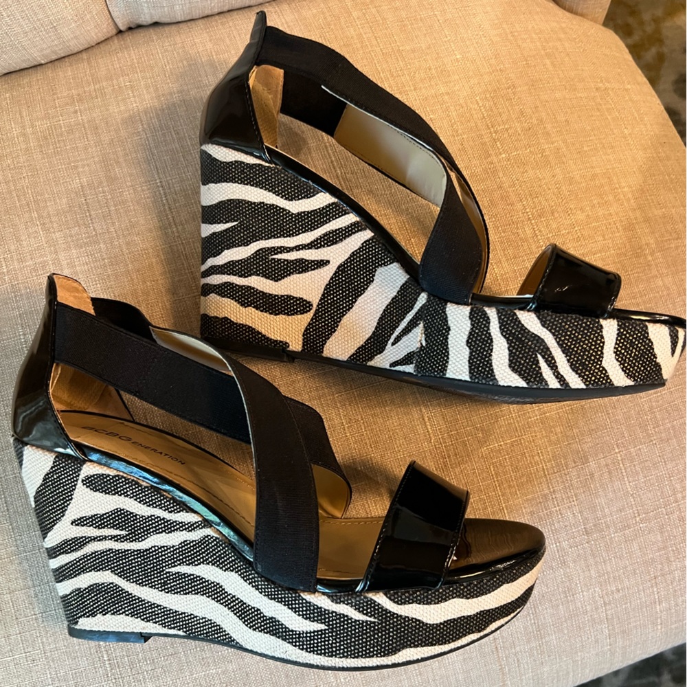 BCBG Womens 8.5 Patent Leather Wedge Sandals Zebra Print Strappy Open Toe
